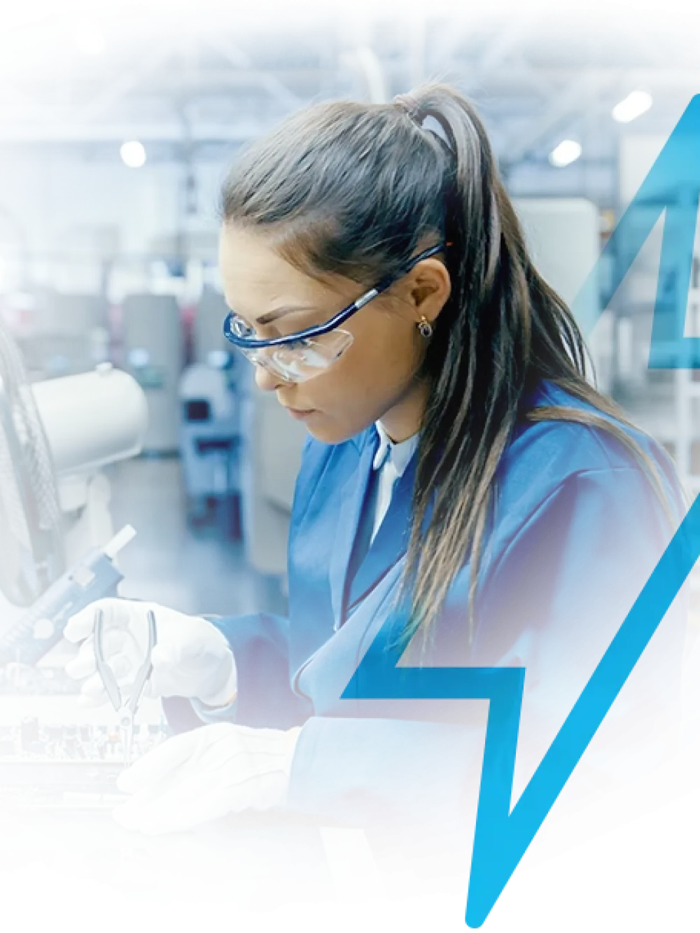 Personne en blouse de travail utilisant un équipement technique dans un environnement industriel, avec un motif graphique en forme d’éclair au premier plan.